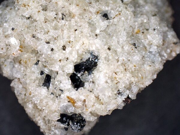 Magnetite, Amfibol, Sanidine, Titanite - Image 7