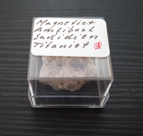 Magnetite, Amfibol, Sanidine, Titanite - Image 12